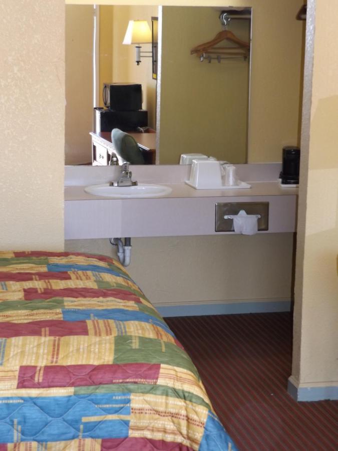 Regency Inn Concordia Esterno foto